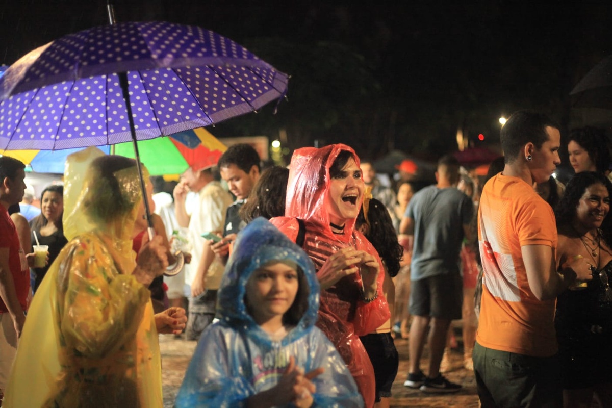 Mesmo com chuva, as pessoas aproveitam a folia