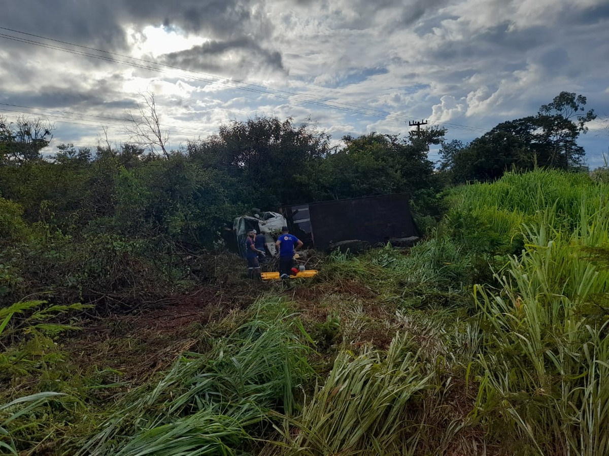 Motorista de caminhão morre após veículo tombar