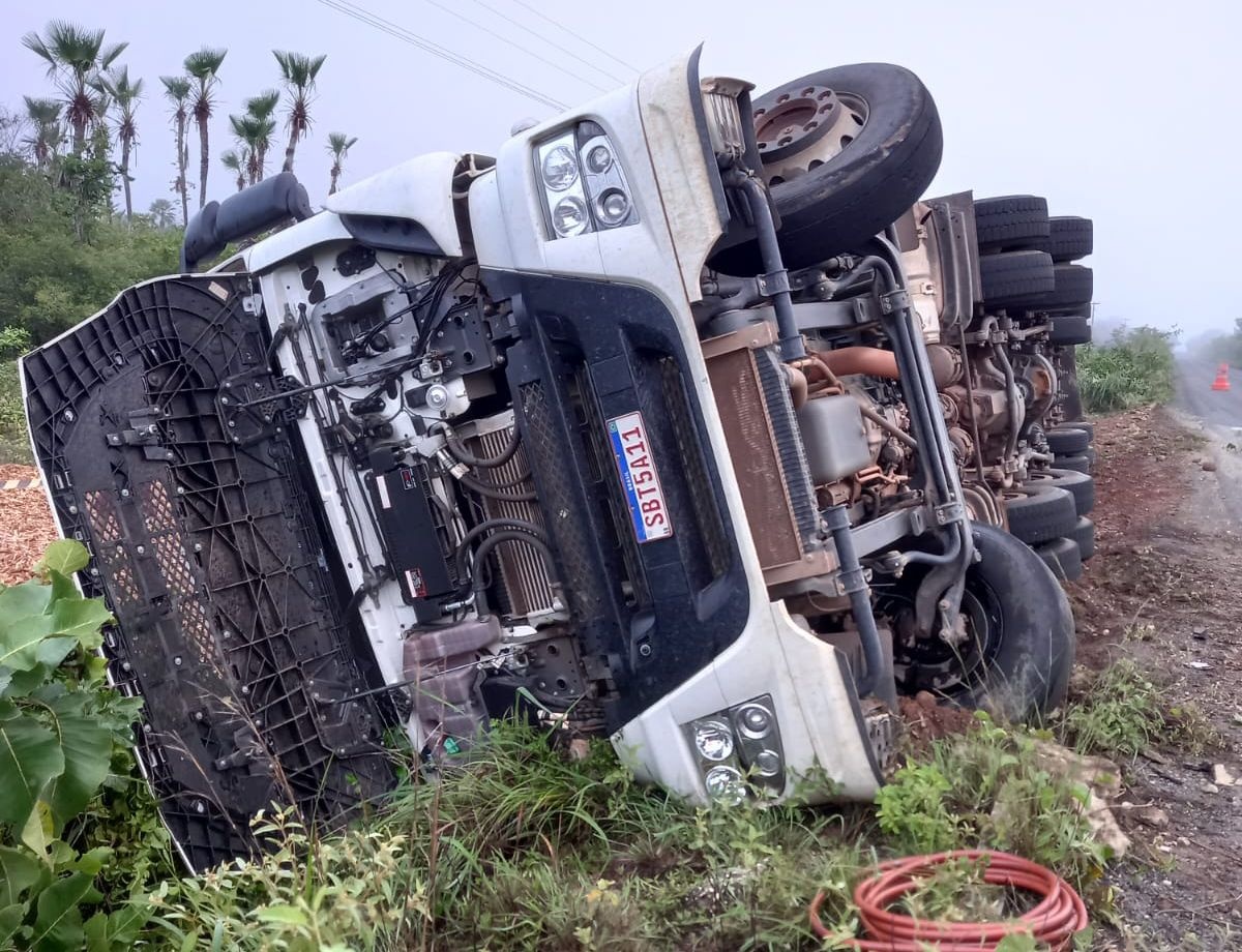 O caminhão ficou parcialmente destruído.