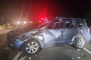 O veículo, modelo SUV Mitsubishi Outlander ficou totalmente destruído. (Foto: Divulgação/ PRF-PI)