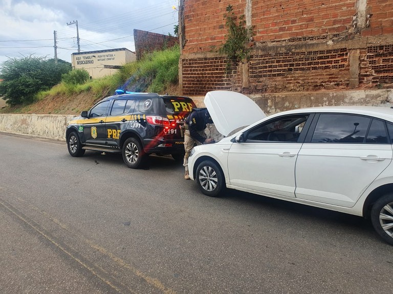 PRF recupera carro roubado no Piauí