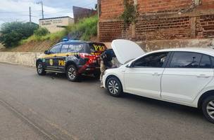 PRF recupera carro roubado no Piauí (Foto: Divulgação/ PRF-PI)
