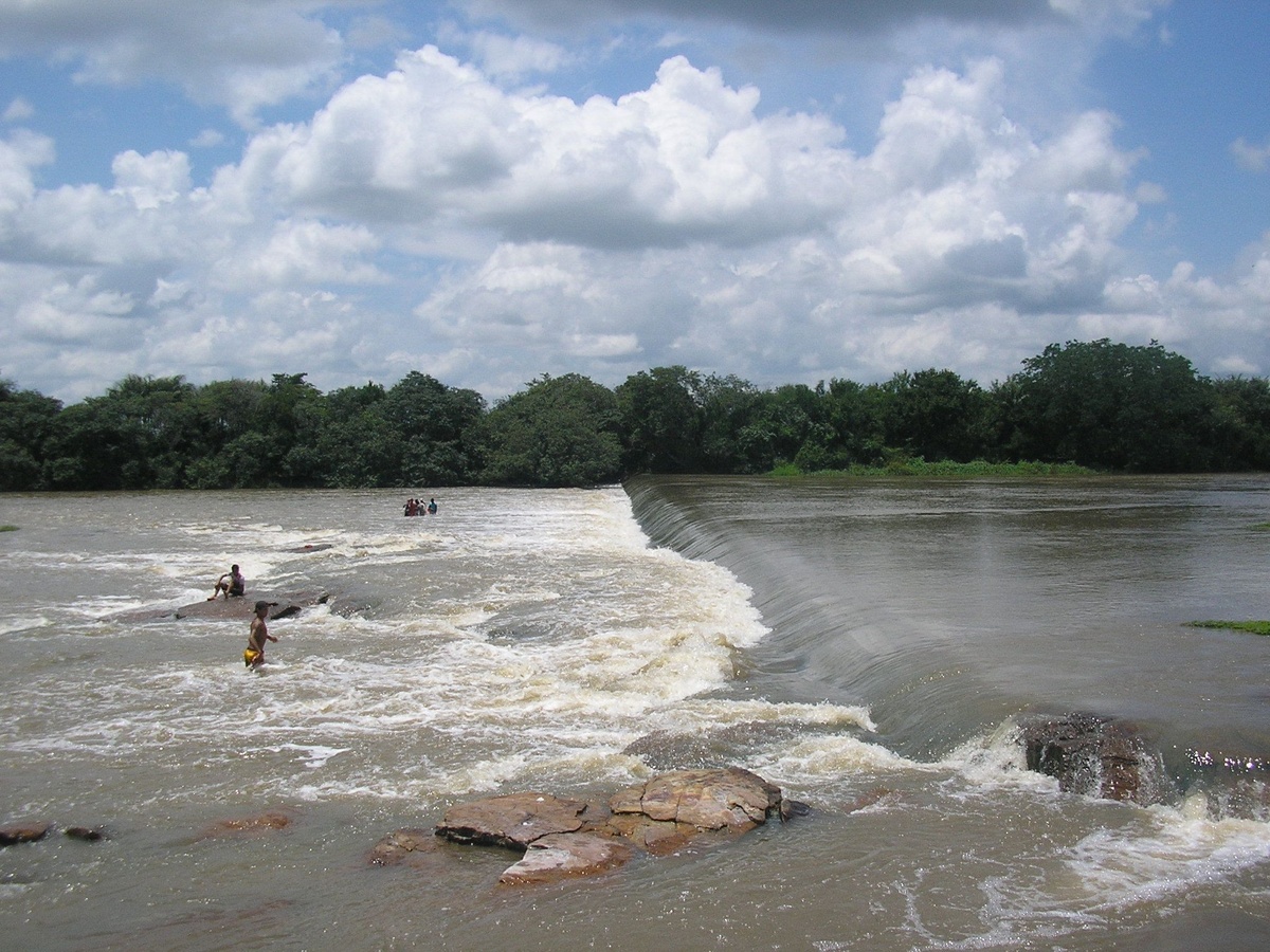 Rio Marataoan em Barras