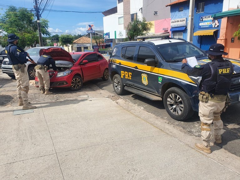 Veículo Chevrolet/Onix 1.4 AT LTZ, cor vermelha, apreendido pelos policiais