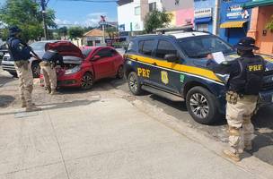 Veículo Chevrolet/Onix 1.4 AT LTZ, cor vermelha, apreendido pelos policiais (Foto: Divulgação/ PRF-PI)