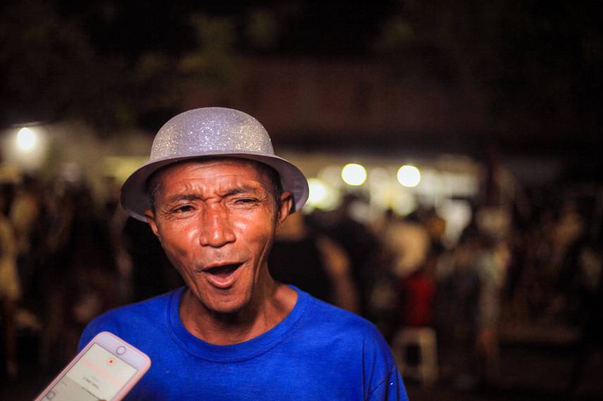 Vendedor ambulante falando sobre as vendas no carnaval