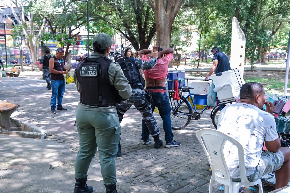 Abordagem da polícia no Shopping da Cidade