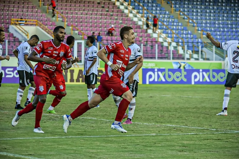 Braga comemora gol da virada sobre o Fluminense-PI