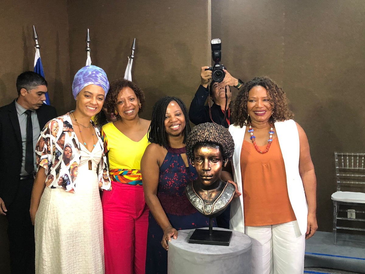 Busto de Esperança Garcia é inaugurado em Teresina