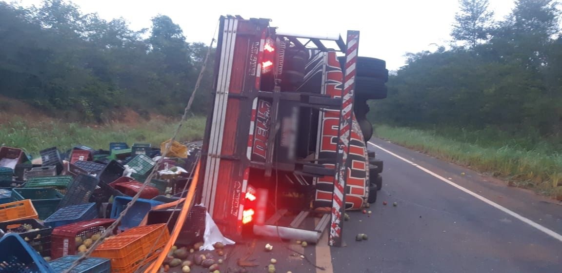 Caminhão com carregamento de frutas tombado em trecho da BR-316