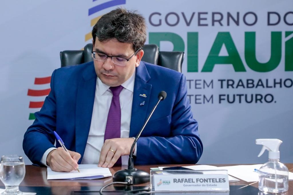 Governador Rafael Fonteles na assinatura do pacote de medidas