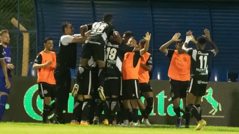 Jogadores da Ponte Preta comemoram gol contra Fluminense-PI na Copa do Brasil