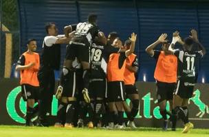 Jogadores da Ponte Preta comemoram gol contra Fluminense-PI na Copa do Brasil (Foto: Weslley Douglas)