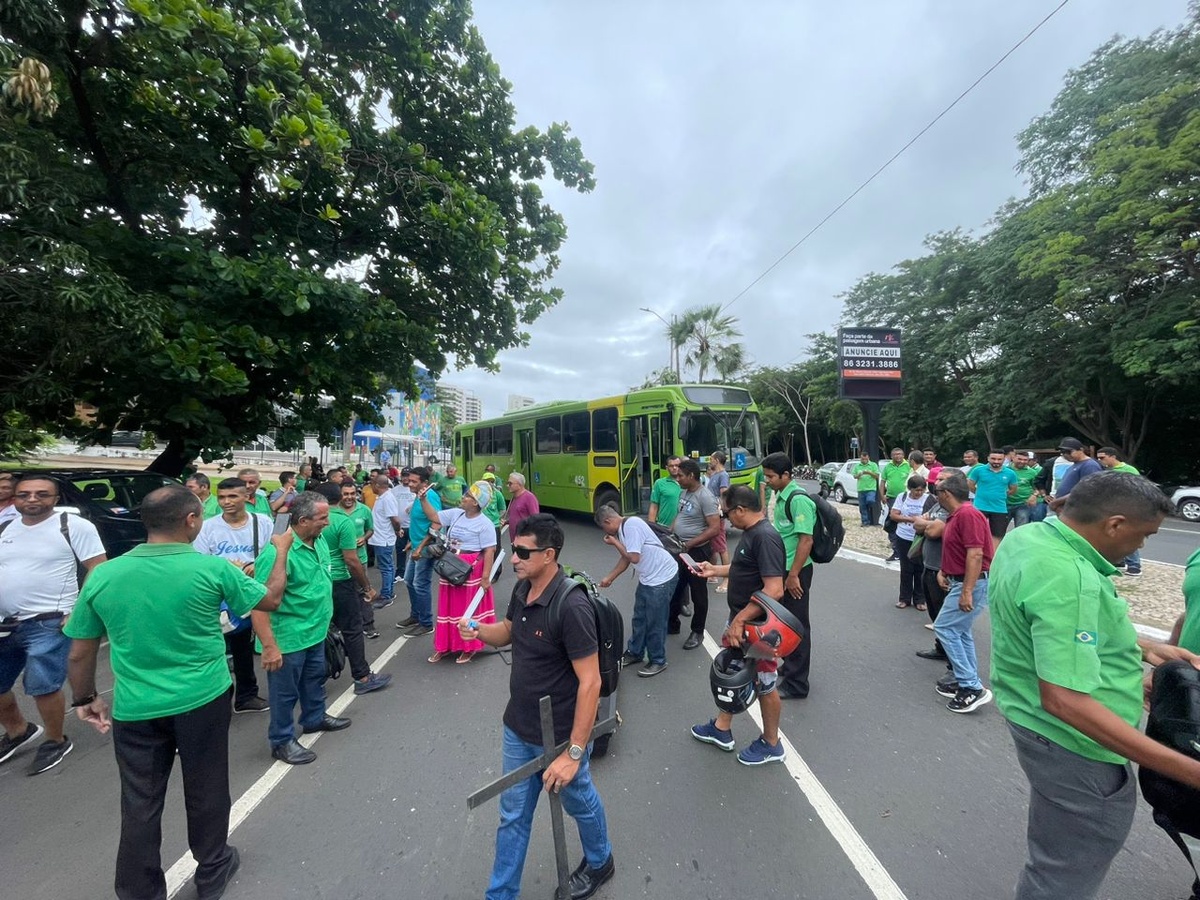 Motoristas e cobradores em protesto na cidade