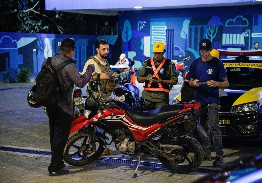 Polícia Civil apreende drogas e moto roubada em Teresina