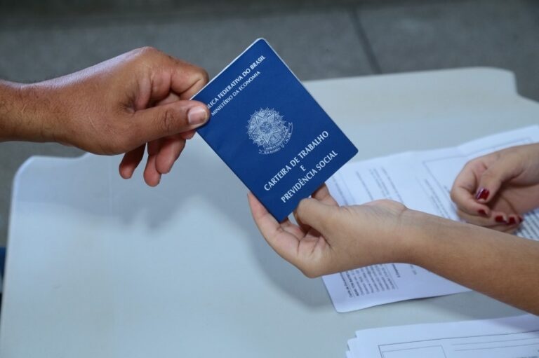 Brasil abre 180.005 vagas de trabalho formal em abril.