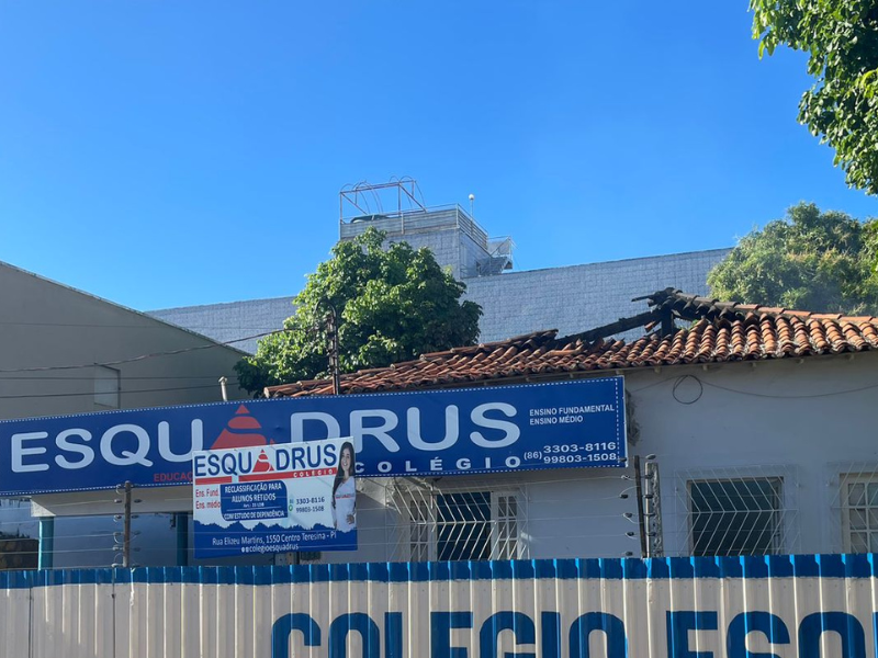 Com o incêndio, o teto da escola cabou desabando.