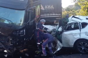 Devido a forte colisão, o carro ficou totalmente destruído. (Foto: Divulgação/ PM-PI)