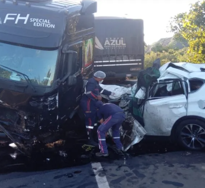 Devido a forte colisão, o carro ficou totalmente destruído.