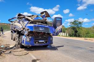 O caminhão estava carregado com brita, material utilizado em construção civil. (Foto: Divulgação/ PRF-PI)