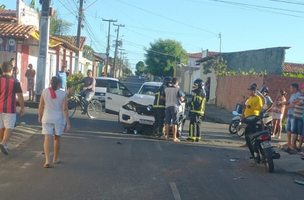 O carro da vítima ficou em estado de perda total (Foto: Divulgação/Corpo de Bombeiros)