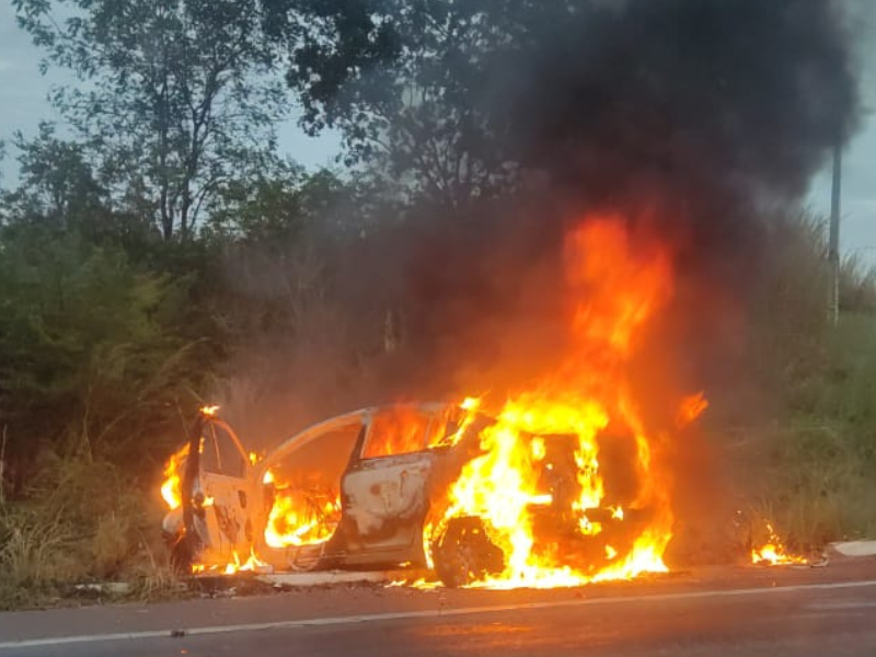 O veículo Chevrolet/Cruze ficou totalmente destruído. As causas do acidente ainda estão sendo apuradas.