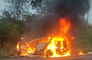 O veículo ficou completamente destruído. (Foto: Reprodução/ PRF-PI)