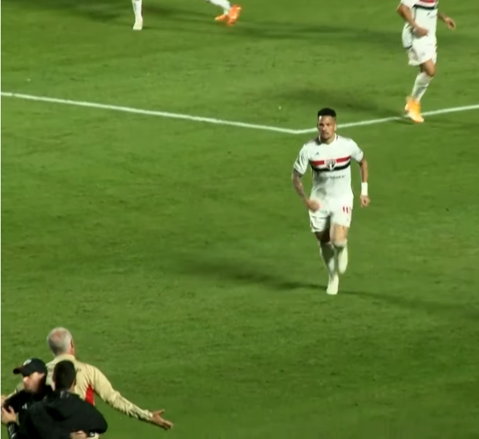 São Paulo vence Atlético Paranaense por 2x1, no Campeonato Brasileiro