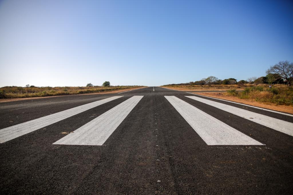 A pista de pouso asfaltada encurta distâncias e atrai investimentos para a região.