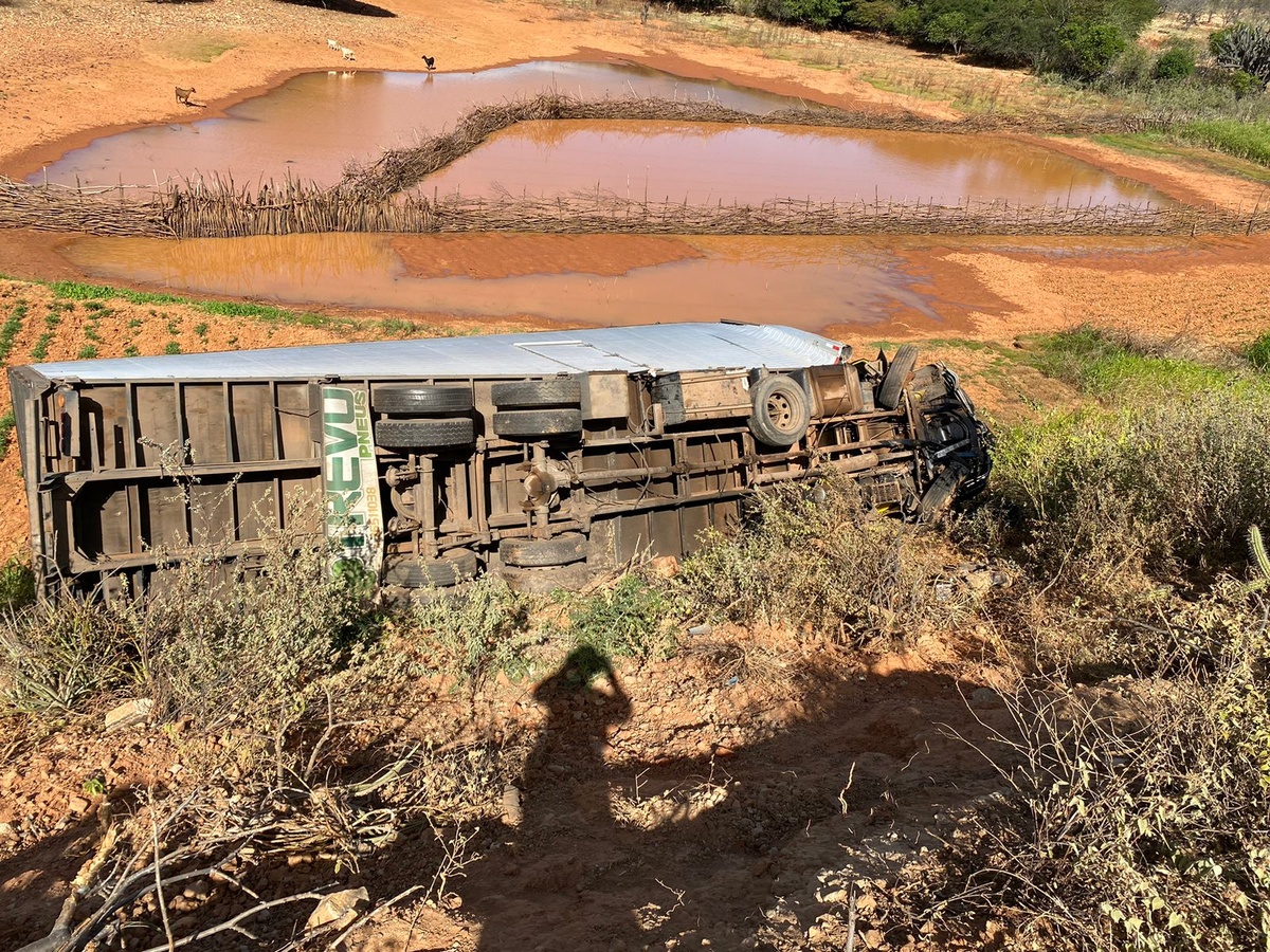 Após a colisão, o caminhão tombou e saiu da pista.