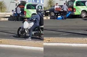 Caixão com corpo cai de carro funerário em movimento em Teresina. (Foto: Reprodução/ Internet)
