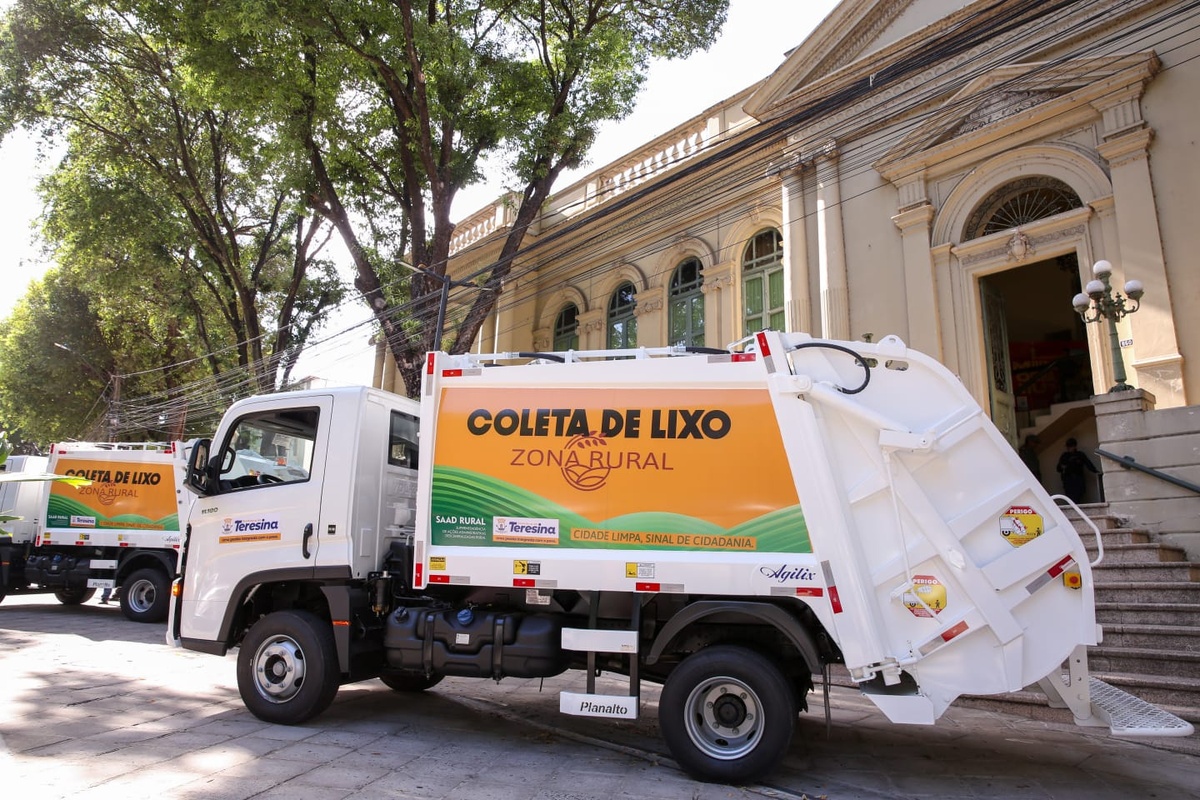 Dois caminhões de coleta de lixo são entregues na zona Rural de Teresina.