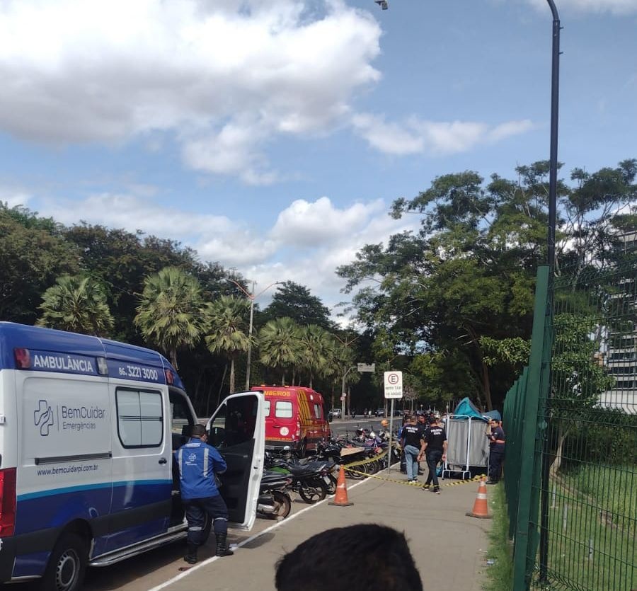 Homem é assassinado em frente do shopping Rio Poty