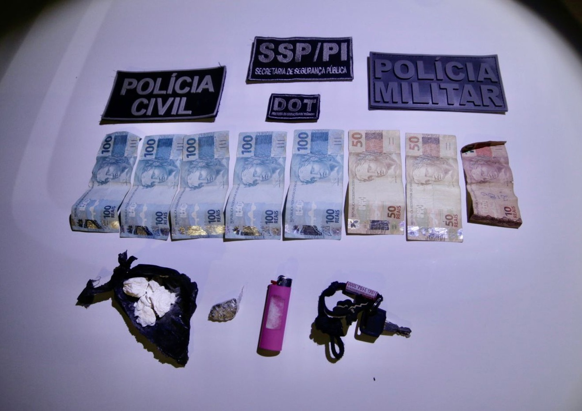 Materiais apreendidos durante a ação policial.