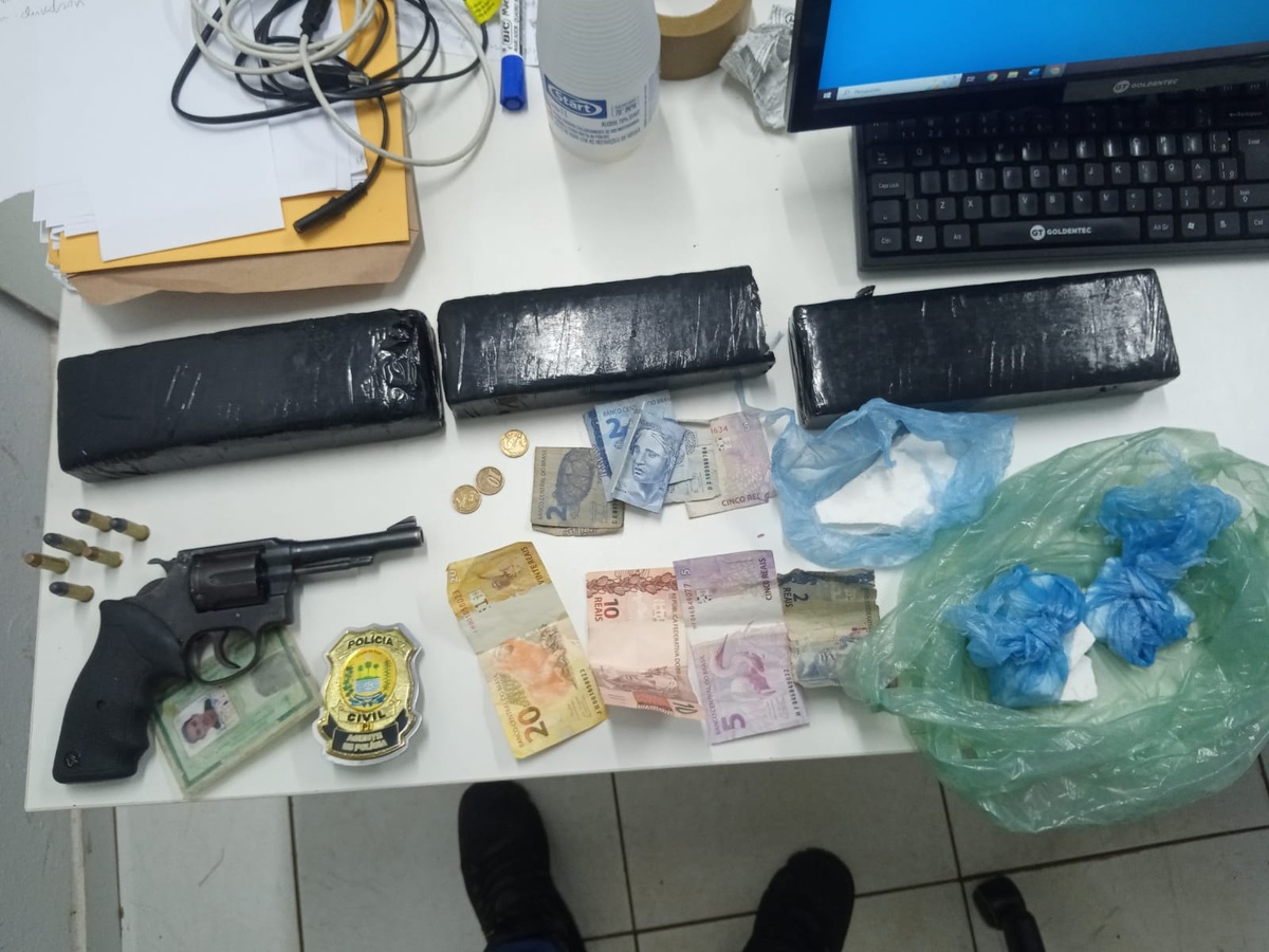 Materiais apreendidos durante a operação da Polícia.