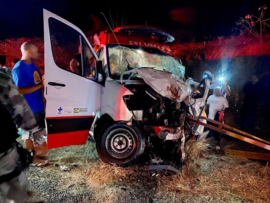 Acidente entre ambulância do Samu e picape deixa quatro feridos.