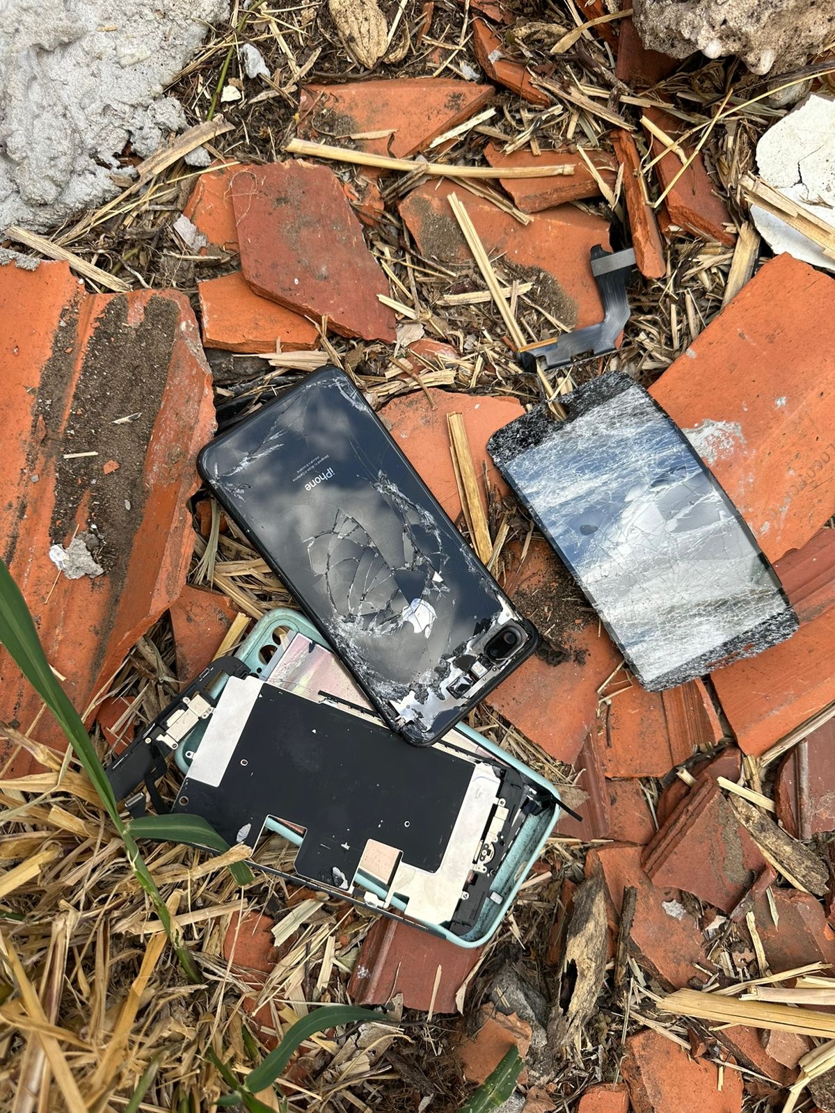 Aparelho celular quebrado e apreendido pela Polícia Civil