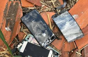 Aparelho celular quebrado e apreendido pela Polícia Civil (Foto: Ascom)