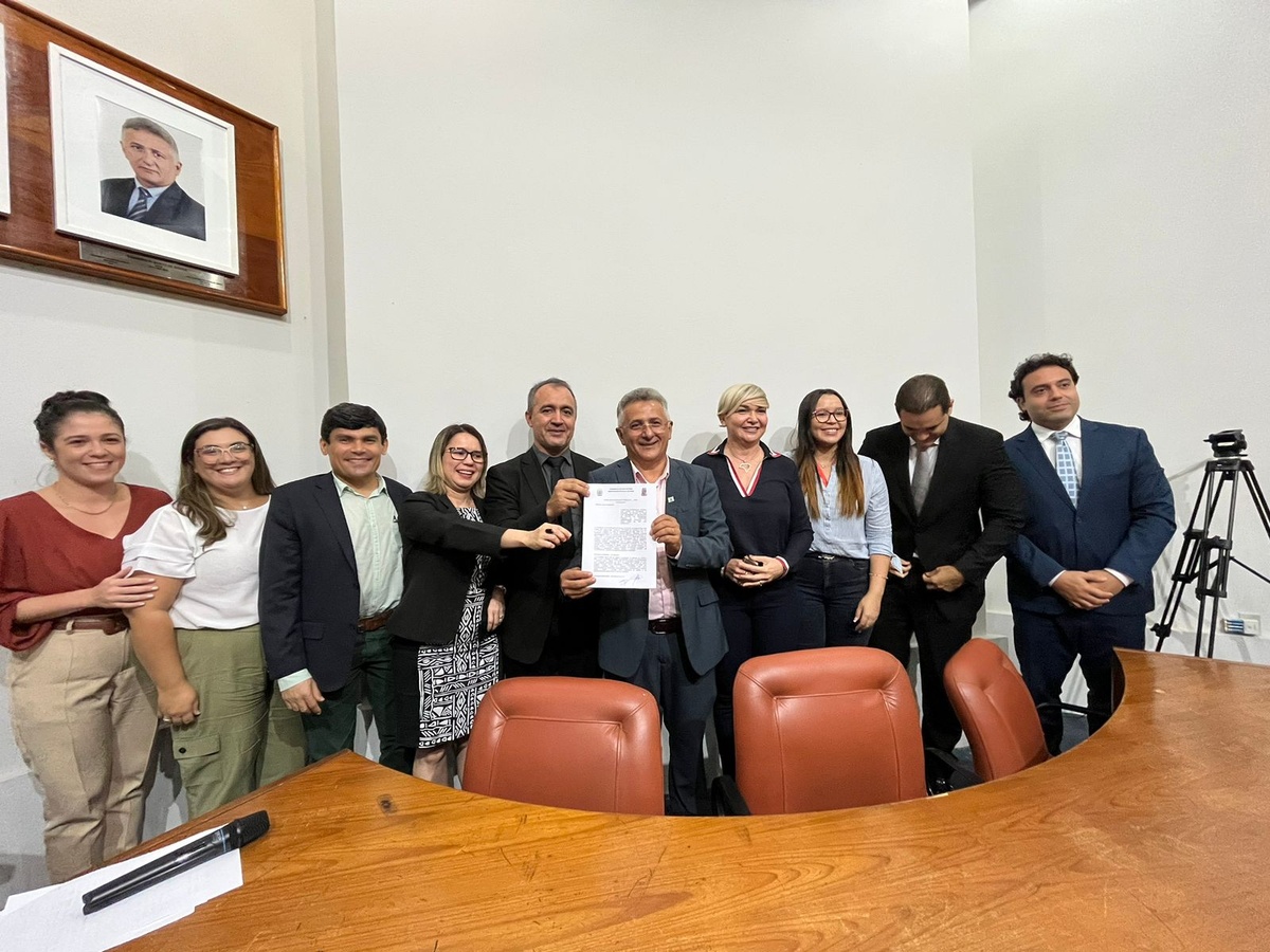 Assinatura de termo para maior segurança das mulheres na Uespi