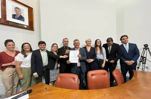 Assinatura de termo para maior segurança das mulheres na Uespi (Foto: Ascom)