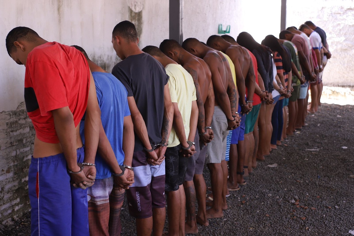 Com o decorrer da manhã, totalizaram 22 presos suspeitos de associação a facções criminosas atuantes na capital.