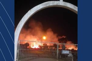 Incêndio de grandes proporções atinge cemitério em Campo Maior. (Foto: Reprodução/ Defesa Civil)