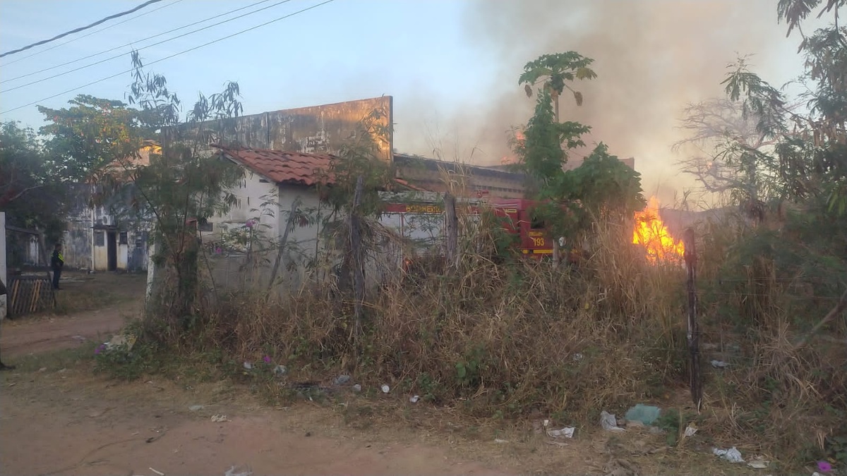 Madeireira é atingida por incêndio na zona Sul de Teresina.