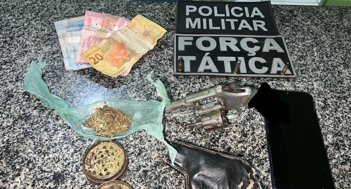 Materiais apreendidos durante a ação policial.