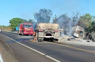 O veículo ficou totalmente destruído. (Foto: Reprodução/ PRF-PI)