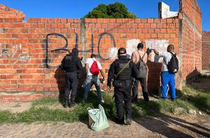 Polícia apaga pichações em muros demarcados por facções criminosas (Foto: FOTO: ASCOM)