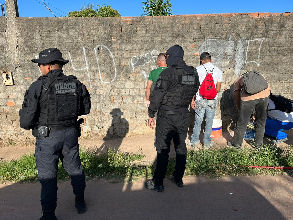 Polícia apaga pichações em muros demarcados por facções criminosas