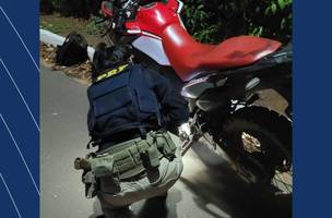PRF recupera motocicleta roubada e prende homem na BR-135 no Piauí. (Foto: Reprodução/ PRF-PI)