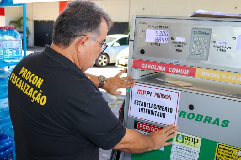 Procon interdita três postos de combustíveis por irregularidades.