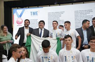 Rafael e estudantes (Foto: Ascom)